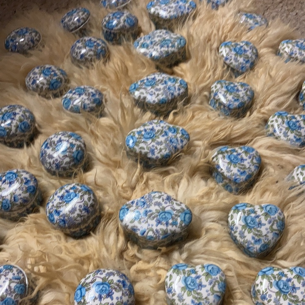 Porcelain trinket boxes. Great for party gifts or favors.